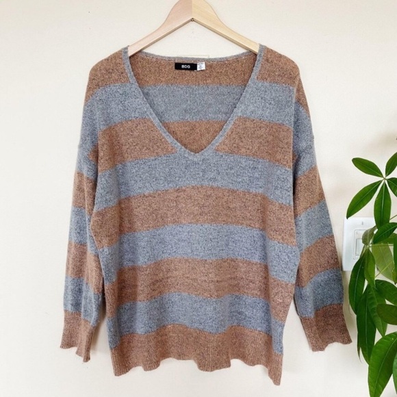 BDG UO Oversized Sweater Size Medium NWT - Picture 4 of 5